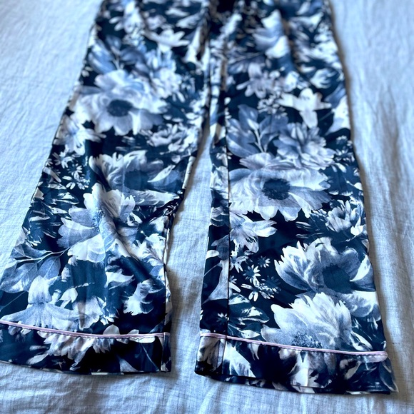 Victoria’s Secret 🤫 Floral Black and White Pajama Pants - Picture 7 of 10
